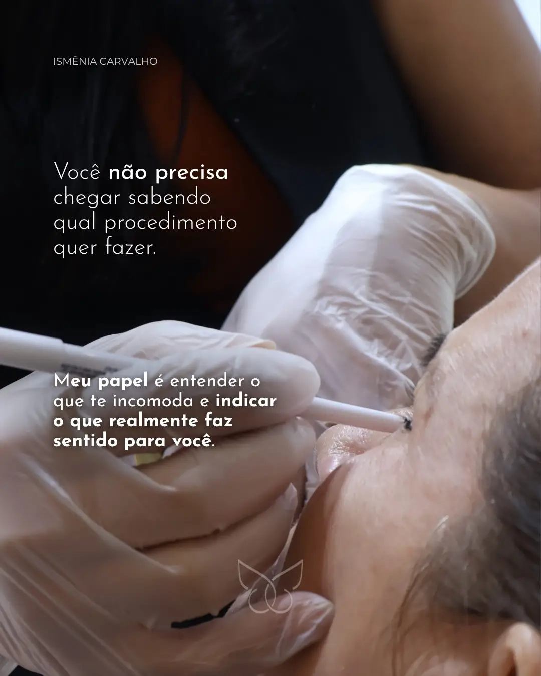Dra. Ismênia Carvalho durante a marcação de um procedimento facial